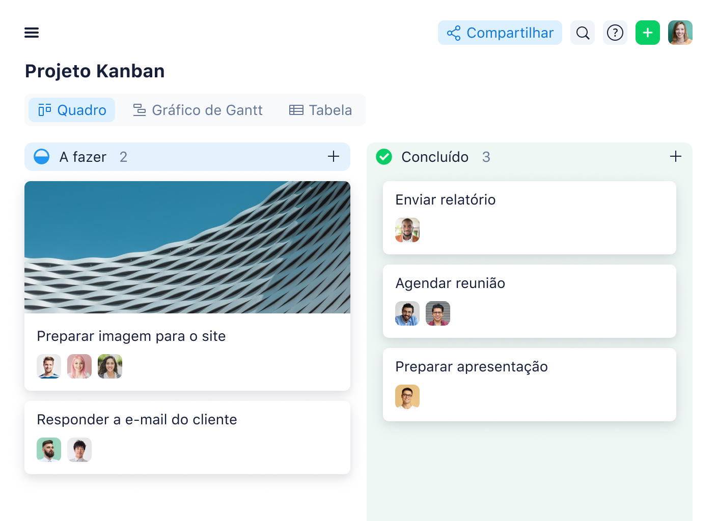 Quadro Kanban com cartões de tarefas nas colunas A Fazer, Em andamento, Em revisão e Concluído.